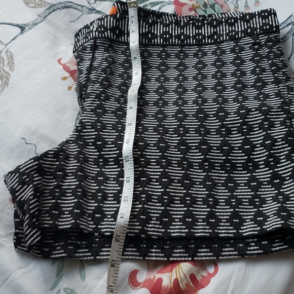 Black and white shorts - Picture 5 of 7